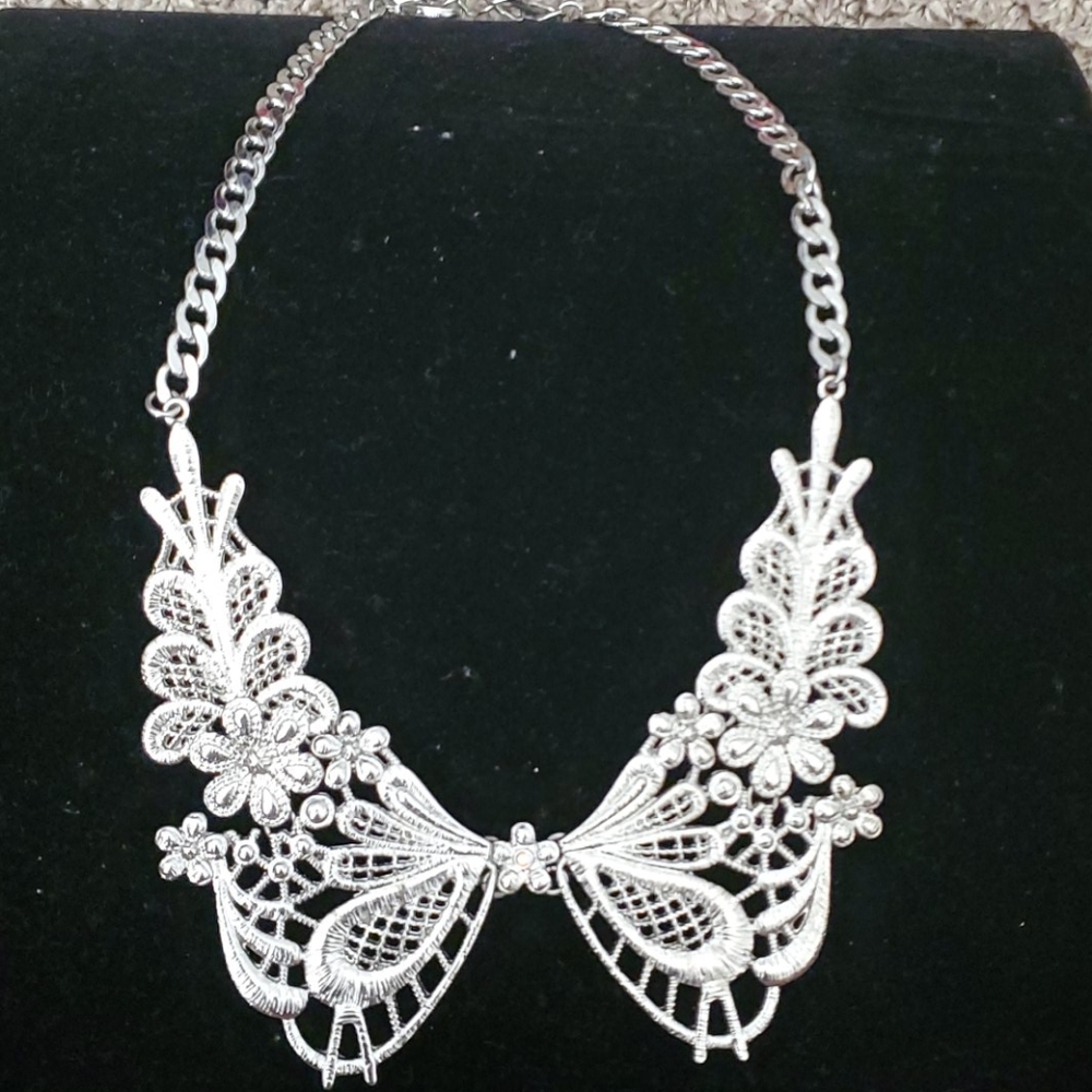 Collar necklace